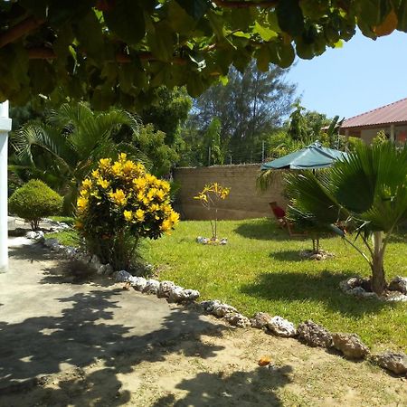 Sea Breeze Villas Kenya Diani Beach Bagian luar foto