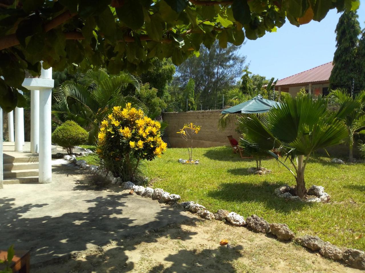 Sea Breeze Villas Kenya Diani Beach Bagian luar foto