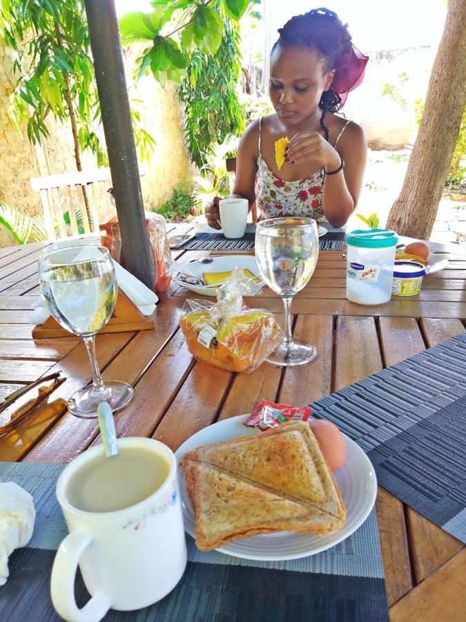 Sea Breeze Villas Kenya Diani Beach Bagian luar foto